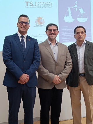 El director (derecha) con los ponentes de la jornada de formación